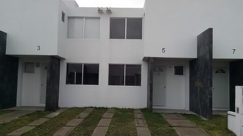 En el lago residencial vive en casa propia