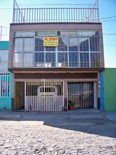 Casa con local comercial frente unidad deportiva