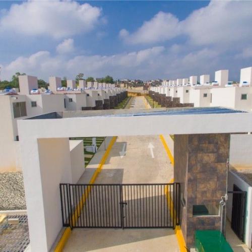 casa en venta con excelentes vialidades y un lago cerca.