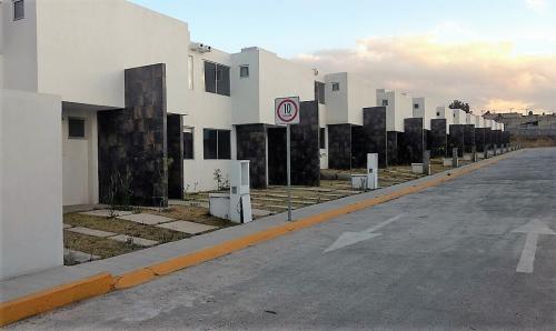 casa con vigilancia las 24 horas del dia..