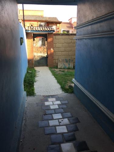 Casa en fracc.semi amueblada con vig 24 hrs,tres recamaras