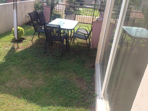 ​Casa en condominio de ocho casas,jardin propio,alberca comun.