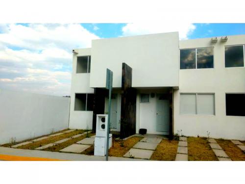 CASA NUEVA A UN COSTADO DEL LAGO