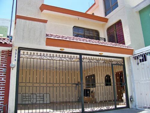 Amplia casa remodelada de 3 niveles cerca av Rio Nilo