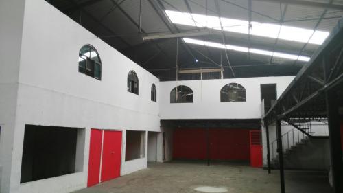 RENTO BODEGA CON OFICINAS PARA NEGOCIO SOBRE PRIMER ANILLO NORTE