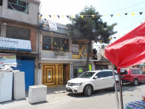 Casa con local comercial en venta