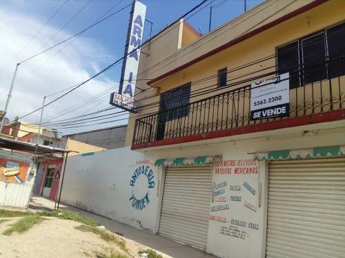 CASA CON LOCALES COMERCIALES