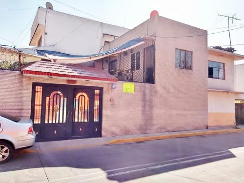 AMPLIA CASA EN ESQUINA