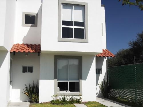CASA MODELO NAVARRA DE 2 NIVELES, 2 RECÁMARAS, 1.5 BAÑOS.