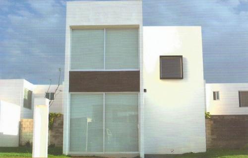 CASA MODELO MATHURA DE 2 NIVELES, 2 RECÁMARAS Y 2.5 BAÑOS.