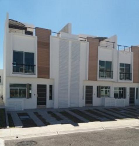 CASA MODELO VENECIA DE 2 NIVELES, 3 RECÁMARAS, 2.5 BAÑOS, OPCION A ROOF GARDEN