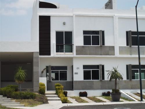 CASA MODELO ROMA DE 2 NIVELES, 3 RECÁMARAS, 3 BAÑOS Y ROOF GARDEN.