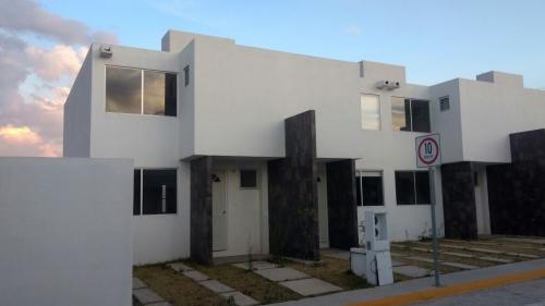 CASA NUEVA E VENTA A UN COSTADO DEL CLUB E GOLF
