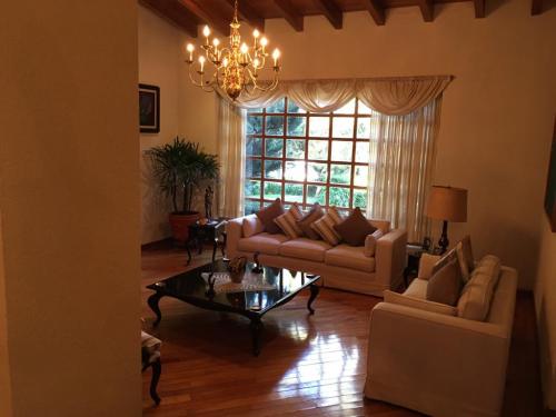 RANCHO SAN FRANCISCO, CASA IDEAL PARA FAMILIA, ENORMES JARDINES PRIVADOS