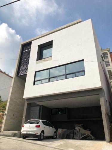 CASA LOMAS DEL PASEO A ESTRENAR DE 3 NIVELES. PRECIOSA Y DE OPORTUNIDAD