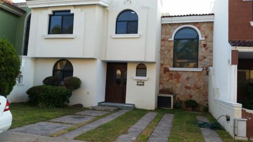 Se Renta casa con amplio jardín en Virreyes