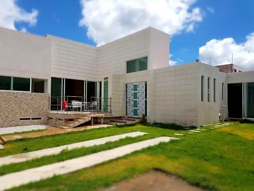 VENDO CASA RESIDENCIAL CON AMPLIO JARDÍN 