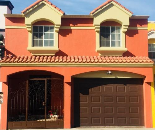 CASA EN RENTA MUY AMPLIA EN URBIQUINTA DEL CEDRO