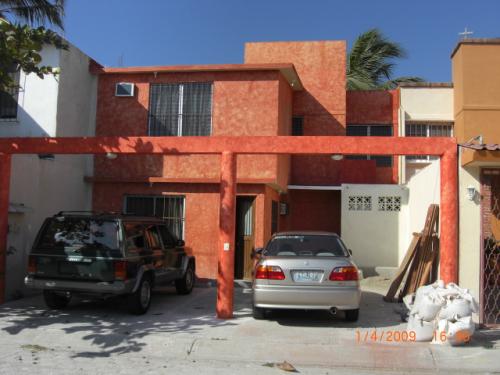 CASA PARA REMODELAR EN ACAPULCO, FRENTE AL MUNDO IMPERIAL