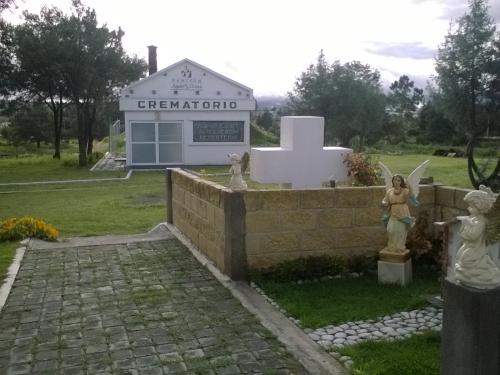 Jardín particular con 1 cruz con 6 nichos Panteón Ángeles Tlaxcala