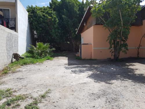 CASA EN VENTA CON AMPLIO TERRENO CON ARBOLES FRUTALES