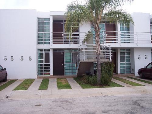 Habitación para dama en renta. Zona Mariano Otero