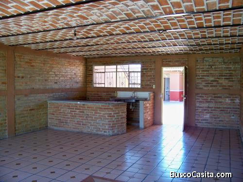 Casa con local comercial frente unidad deportiva