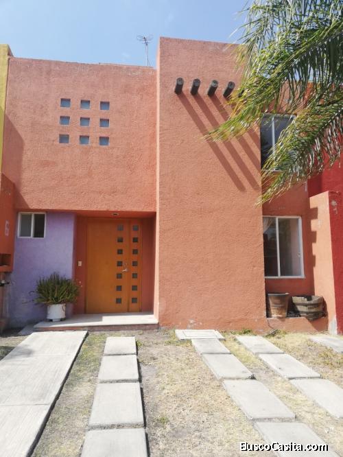 Casa en privada con vigilancia, palapa y alberca, muy bien ubicada 