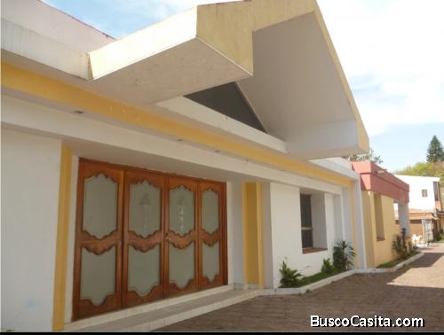 Casa amplísima remodelada de 5 recámaras y 6 baños.