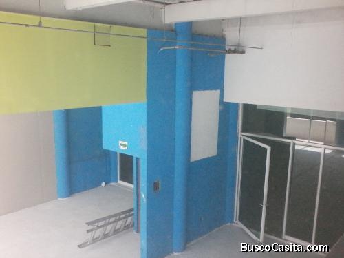 Renta de locales en planta baja en plaza comercial