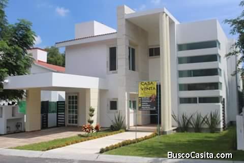 VENTA DE CASA EN LOMAS DE COCOYOC, CON ACABADOS DE PRIMERA.