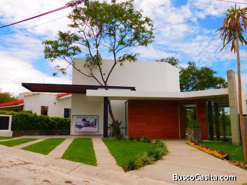 CASA EN VENTA CON DISEÑO ÚNICO EN LOMAS DE COCOYOC