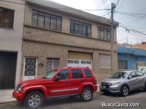 Amplia casa de 2 plantas, excelente ubicación