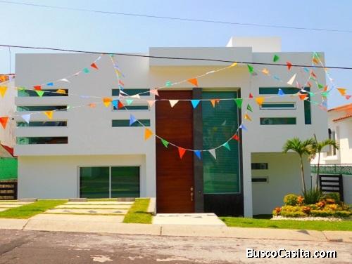 HERMOSA CASA EN VENTA CUENTA CON ILUMINACIÓN LED EN LOMAS DE COCOYOC