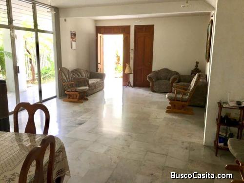 Bonita casa en Fraccionamiento Club Deportivo, Acapulco