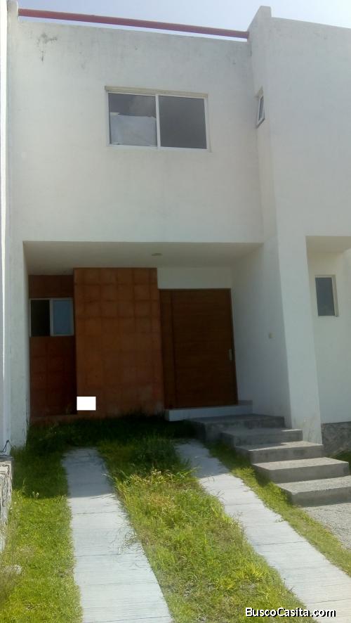 casa 3 recamaras, 2.5 baños, cocina intg., estudio, 2 cocheras, conj. privado, areas verdes, palapa,