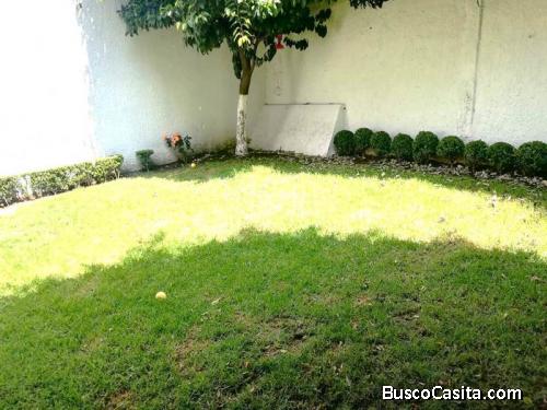 AMPLIA CASA EN CALLE CERRADA CON VIGILANCIA LAS 24 HRS