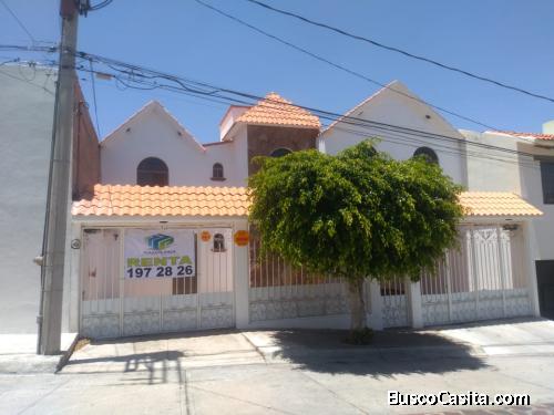 CASA EN RENTA LOMAS 4TA SECCIÓN  (EXCELENTE UBICACIÓN)