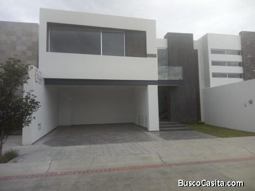 0857 VENDO CASA EN COTO ALAMO.