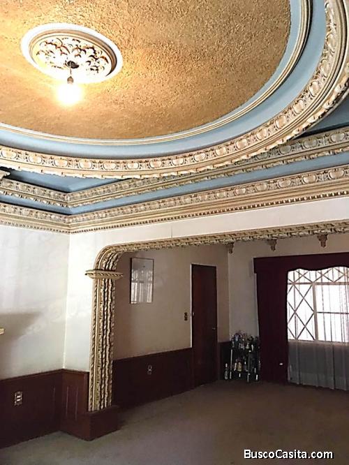 AMPLIA CASA FRENTE AL PARQUE PARA REMODELAR