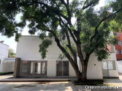 Casa con amplios espacios y buena iluminación.