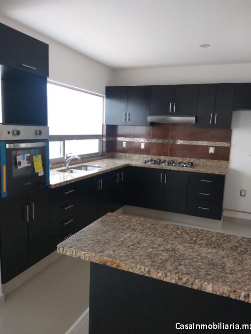 queretaro, casa nueva fracc las trojes 4 recamaras (1 en p. baja con baño) cocina equipada, barra 