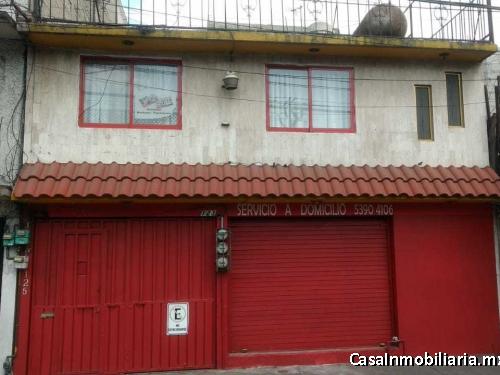 Casa duplex con local comercial