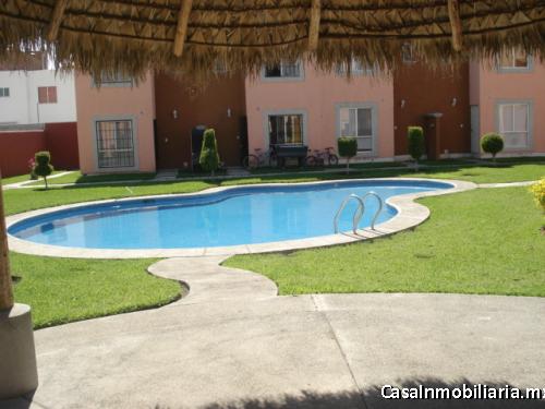 VENDO HERMOSA CASA EN RESIDENCIAL LOS SAUCE CON ALBERCA Y VIGILANCIA 24 HRS