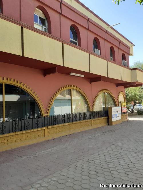 En venta local comercial acondicionado con cuatro oficinas en el centro civico y comercial de Mexica