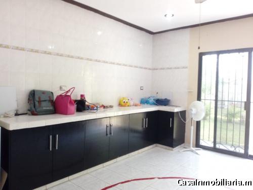 VENTA DE AMPLIA  CASA 4 CUARTOS  PARA VIVIR O PARA OFICINAS EN MERIDA YUCATAN  EN ZONA NORTE 