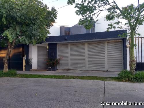 Casa en La Estancia a dos cuadras de av patria