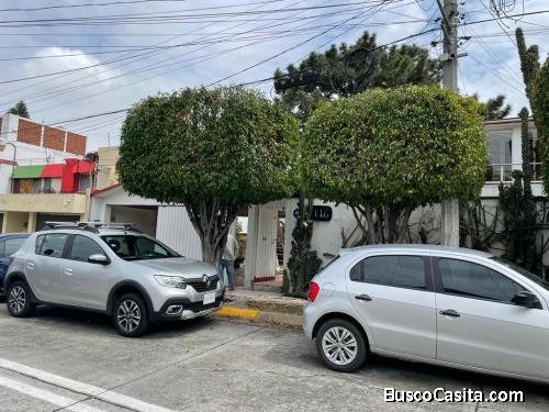 Atención Amplia Casa con Jardin, Garaje Tres Autos o Mas, Todos Servicios Etc.