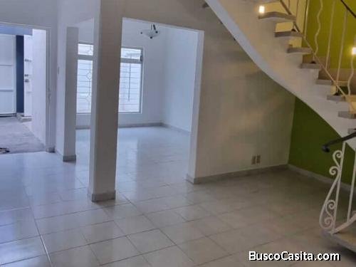 CASA RECIEN REMODELADA EN VENTA EN LA COL. NARVARTE ORIENTE