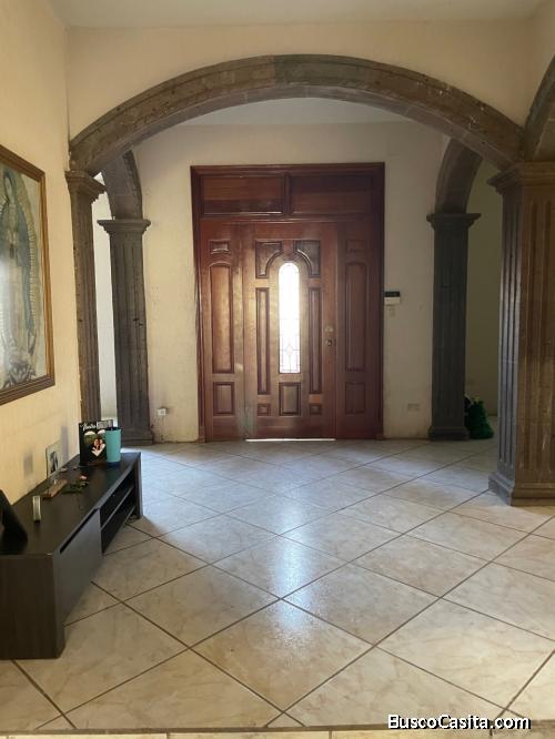 AMPLIA CASA EN RENTA AL NORTE EXCELENTE UBICACION